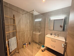 Bathroom - Vrbo Property (Fréjus)