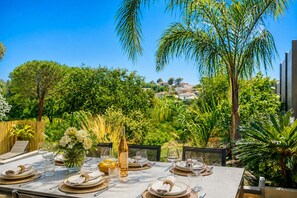 Outdoor dining - Vrbo Property (Fréjus)
