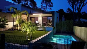 Pool - Contemporary air-conditioned villa in Fréjus with swimming pool for 6 people (Fréjus)
