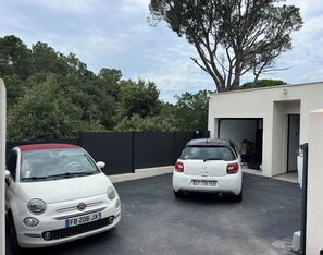 Property grounds - Contemporary air-conditioned villa in Fréjus with swimming pool for 6 people (Fréjus)