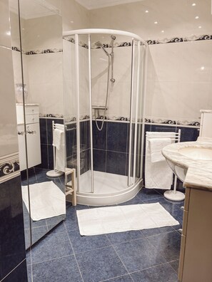 Douche, sèche-cheveux, serviettes fournies, papier toilette