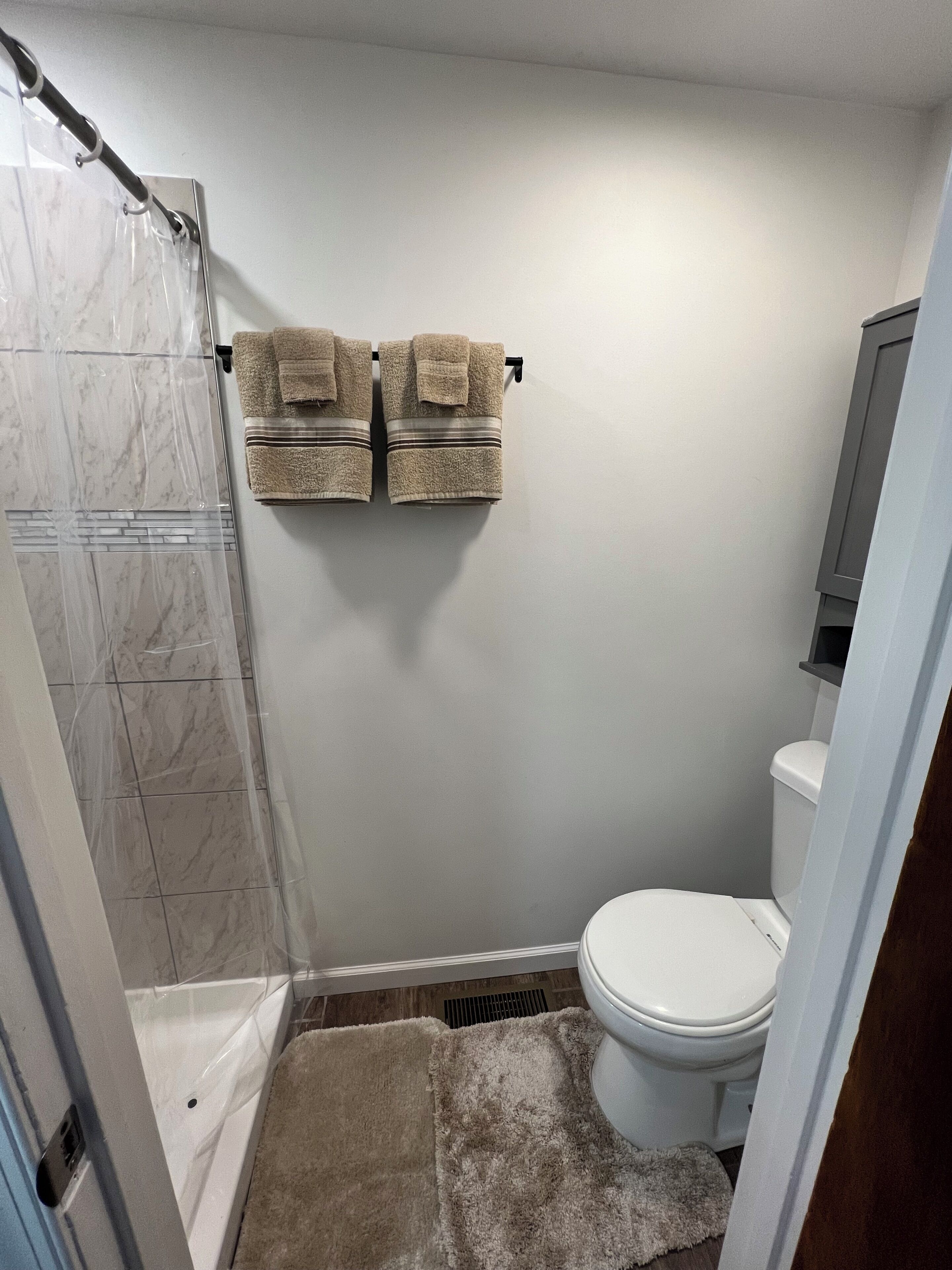 Douche, sèche-cheveux, serviettes fournies, papier toilette
