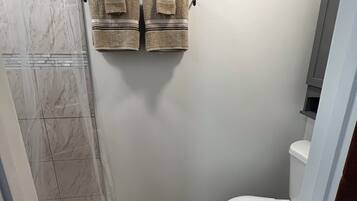 Douche, sèche-cheveux, serviettes fournies, papier toilette