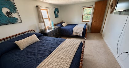 Rustic 3-bedroom farmhouse in fabulous Pittsville, 20 minutes from the beach