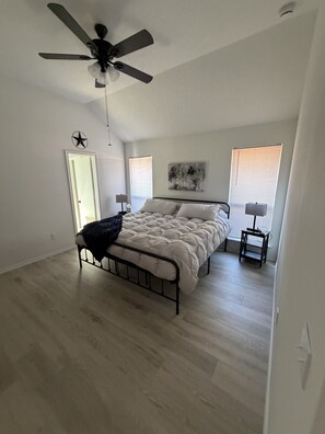 Iron/ironing board, WiFi, bed sheets - Christie Drive Retreat - fully updated 3-bed, 2/bath house in downtown Frisco (Frisco)
