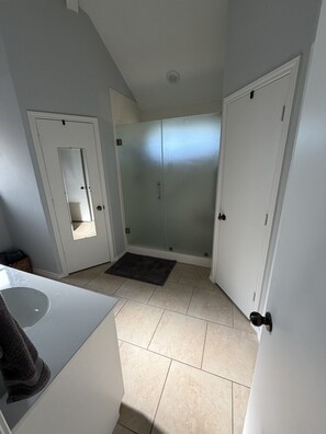 Shower, hair dryer, bidet, towels - Christie Drive Retreat - fully updated 3-bed, 2/bath house in downtown Frisco (Frisco)
