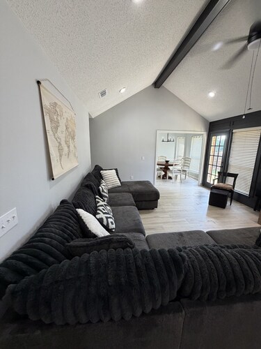 Christie Drive Retreat - fully updated 3-bed, 2/bath house in downtown Frisco
