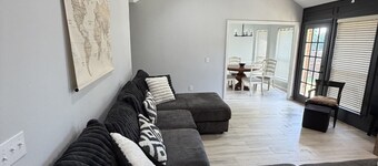 Christie Drive Retreat - fully updated 3-bed, 2/bath house in downtown Frisco