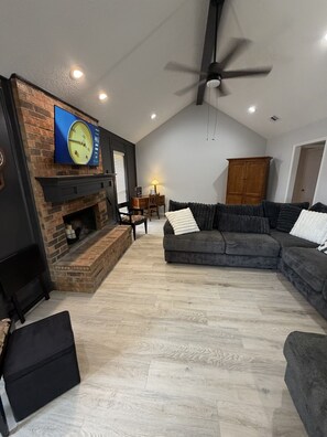 Living area - Christie Drive Retreat - fully updated 3-bed, 2/bath house in downtown Frisco (Frisco)