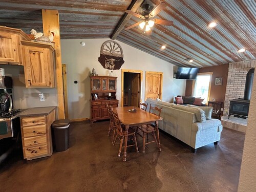 Charming 3-bedroom farmhouse outside Harrisonville for relaxing stays