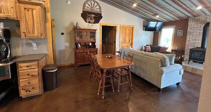 Charming 3-bedroom farmhouse outside Harrisonville for relaxing stays