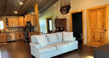 Charming 3-bedroom farmhouse outside Harrisonville for relaxing stays