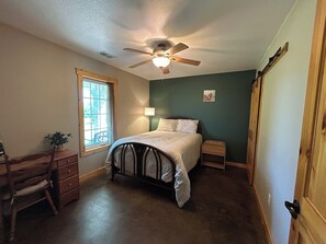 3 bedrooms, WiFi, bed sheets, wheelchair access - Charming 3-bedroom farmhouse outside Harrisonville for relaxing stays (Peculiar)