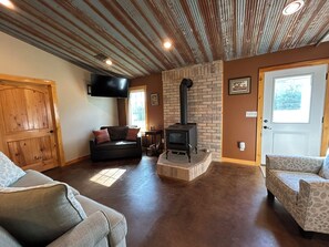 Smart TV - Charming 3-bedroom farmhouse outside Harrisonville for relaxing stays (Peculiar)