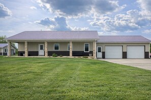 Exterior - Charming 3-bedroom farmhouse outside Harrisonville for relaxing stays (Peculiar)