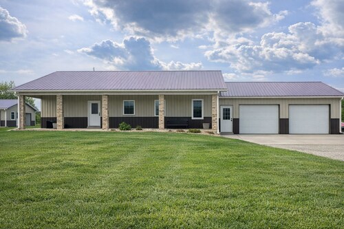 Charming 3-bedroom farmhouse outside Harrisonville for relaxing stays