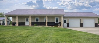 Charming 3-bedroom farmhouse outside Harrisonville for relaxing stays