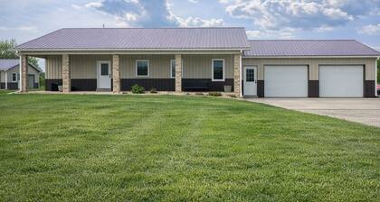 Charming 3-bedroom farmhouse outside Harrisonville for relaxing stays