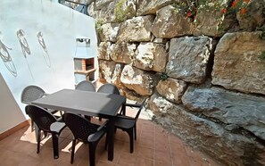 Outdoor dining - Holiday Home 'Nouvelle Location Bord De Mer' with Sea View, Wi-Fi and Air Conditioning (Casares)