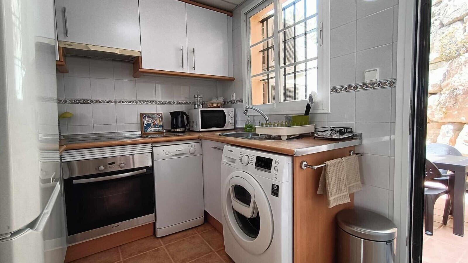 Réfrigérateur, four à micro-ondes, un four, surface de cuisson