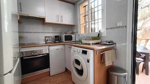 Réfrigérateur, four à micro-ondes, un four, surface de cuisson