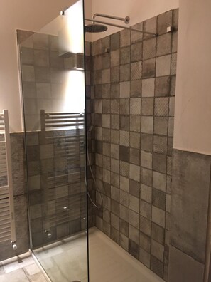 Secador de pelo, toallas, jabón y papel higiénico