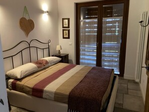 Tabla de planchar con plancha, wifi, ropa de cama