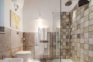 Hair dryer, towels, soap, toilet paper - Cottage in Umbria with private garden and pool (Umbria)