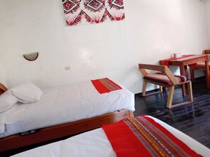 Desk, free WiFi - las orquideas (Ollantaytambo)