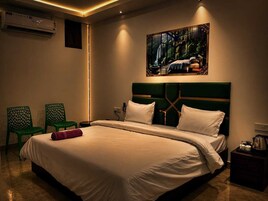 Quarto casal luxo, vista para a cidade | Cofres nos quartos, escrivaninha, ferros/tábuas de passar roupa