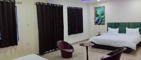 In-room safe, desk, iron/ironing board, free WiFi