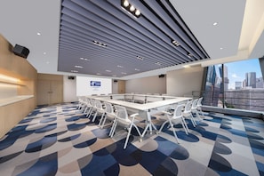 A modern conference room with a large table, chairs, a presentation screen, and a city view through large windows. - Holiday Inn Express Shenzhen Bay By Ihg (Shenzhen)