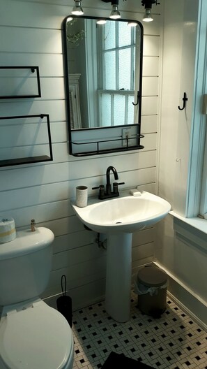 Serviettes fournies, savon, papier toilette
