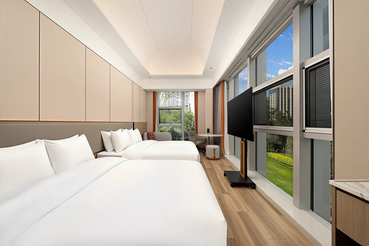 2 Queen Standard | Down duvets, desk, laptop workspace, blackout curtains