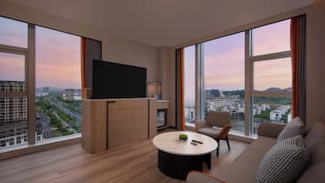 Suite, 1 slaapkamer | Donsdekens, een bureau, een laptopwerkplek, verduisterende gordijnen