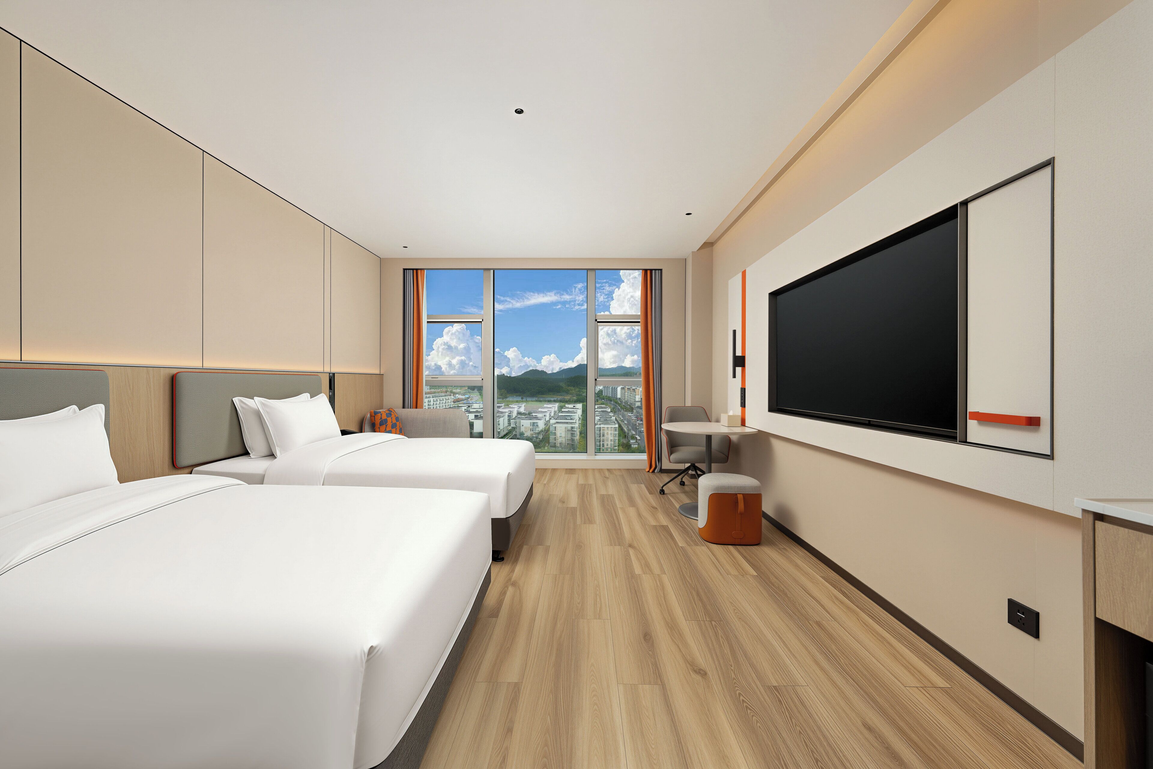 Habitación de hotel moderna con dos camas, un televisor grande y vista a la ciudad.