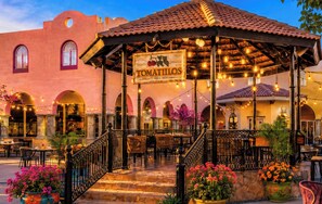 Outdoor dining - Best location in Cabo! Villa del Palmar 1BDR ,walk to Medano Beach & Marina. (Cabo San Lucas)