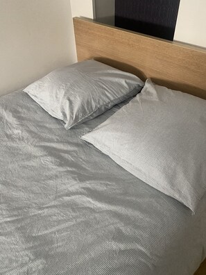 Fer et planche à repasser, draps fournis