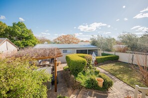 Casa de campo clásica, 4 habitaciones, cocina | Jardines del alojamiento