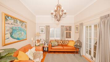 Classic Cottage, 4 Bedrooms, Kitchen | Living area