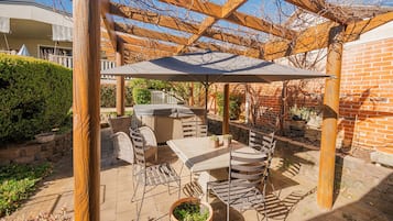 Classic Cottage, 4 Bedrooms, Kitchen | Outdoor dining