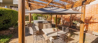 Cozy Cottage with Kitchen & Patio