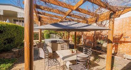 Cozy Cottage with Kitchen & Patio