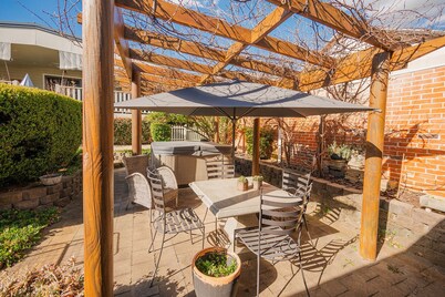 Cozy Cottage with Kitchen & Patio