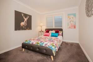 Classic Cottage, 4 Bedrooms, Kitchen | Free WiFi - Cozy Cottage with Kitchen & Patio (East Tamworth)