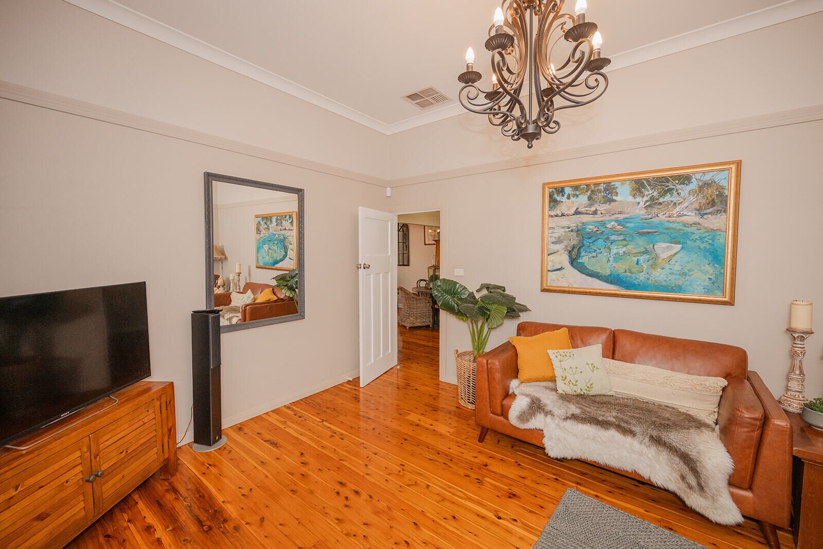 Classic Cottage, 4 Bedrooms, Kitchen | Living area | Flat-screen TV