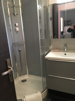 Douche, sèche-cheveux, serviettes fournies, savon