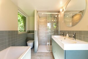 Douche, sèche-cheveux, serviettes fournies, savon
