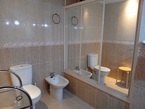 Dusche, Bidet, Handtücher, Seife