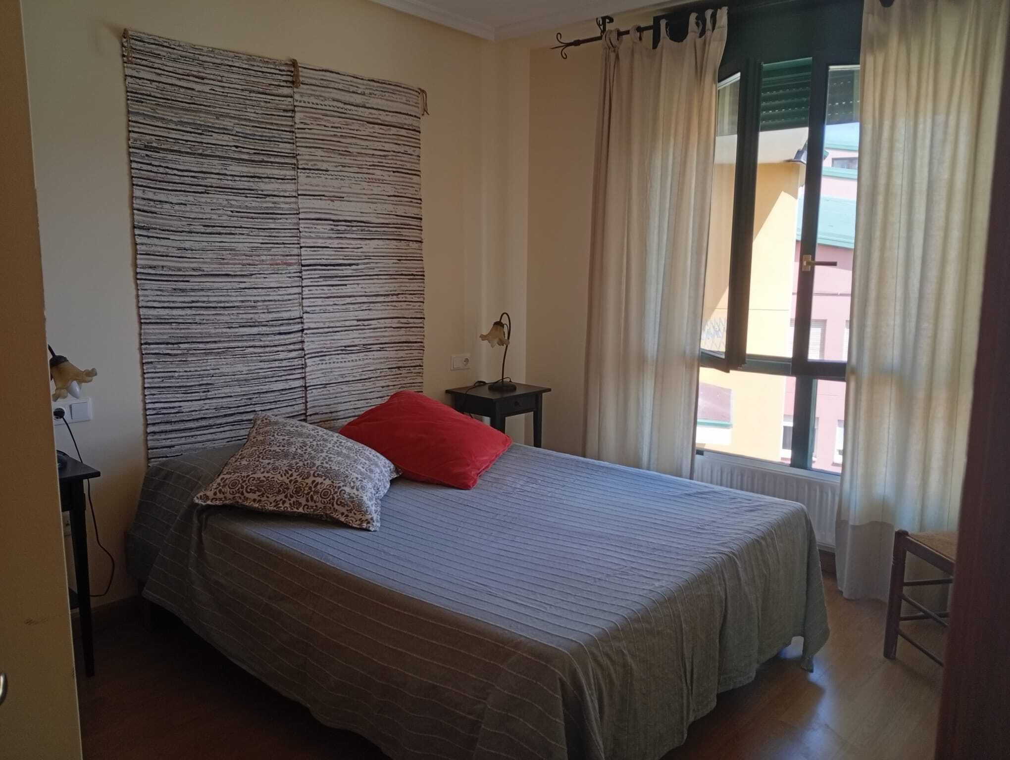 Iron/ironing board, bed sheets